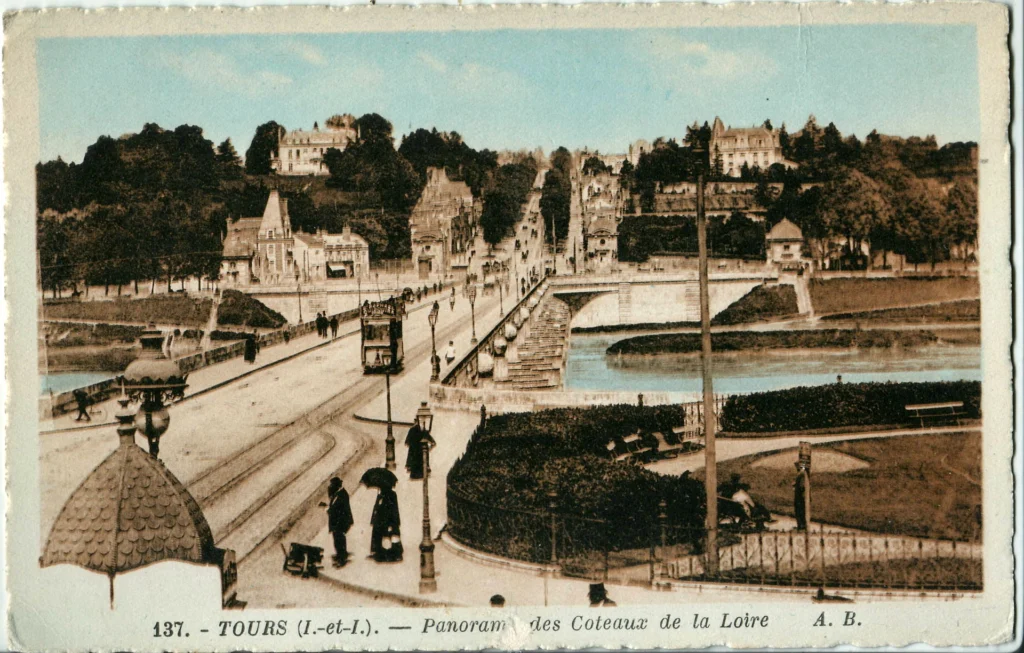 Illustration d'une ancienne photographie de la ville de Tours; aux Coteaux de la Loire, qui date d'il y a très longtemps, le papier fait très ancien