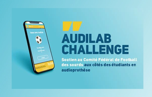 Image de communication sur le challenge d'Audilab avec un visuel du casual game sur un téléphone avec l'inscription "soutien au comité fédéral de football des sourds aux cotés des étudiants en audioprothèse"